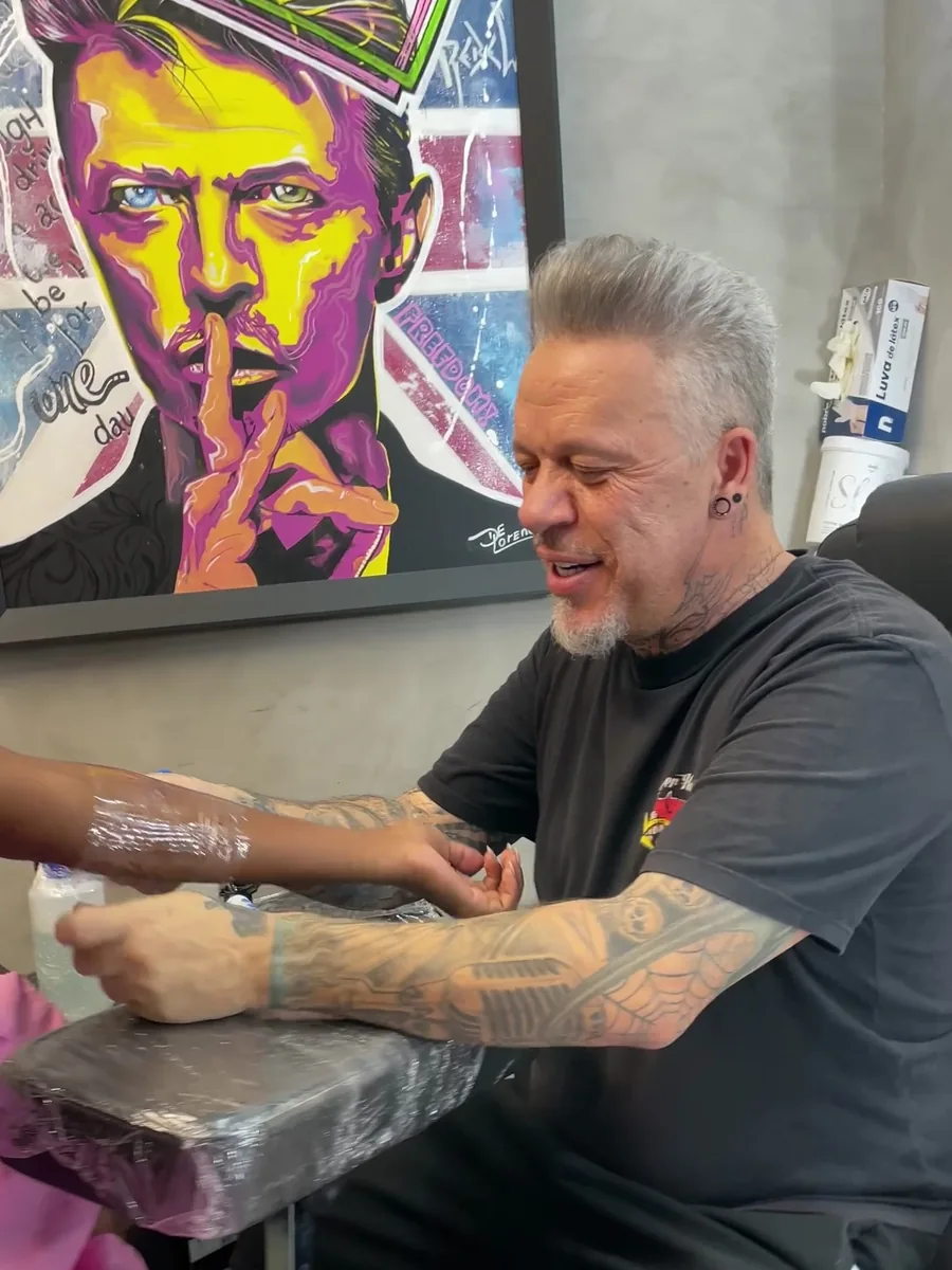 Cliente sendo tatuado por Dinho na Memphis