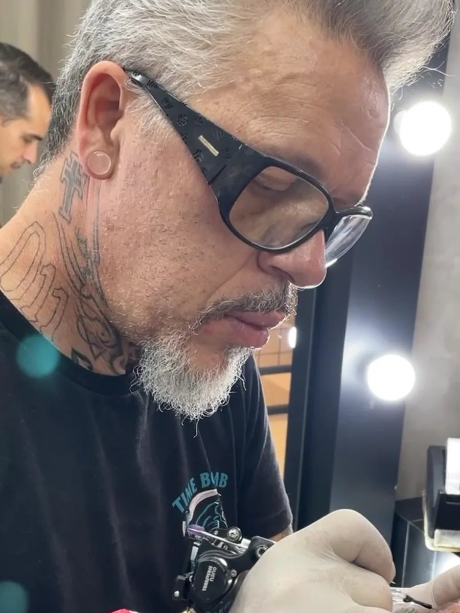 Dinho, tatuador da Memphis, no estúdio do Shopping Taboão