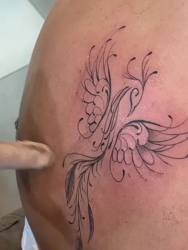 Tatuagem ornamental em traço fino nas costas