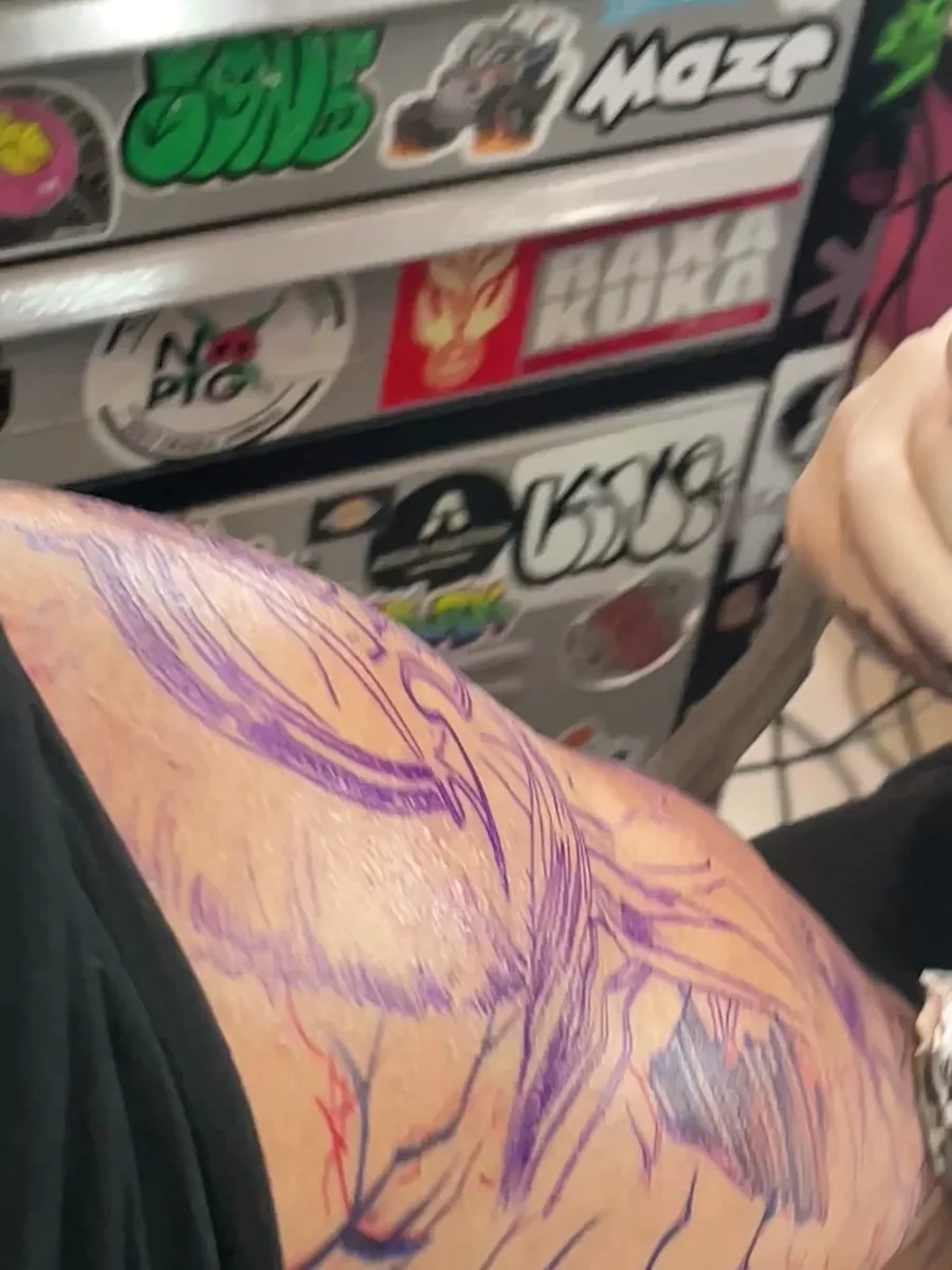 Tatuagem sendo feita por Jean no estúdio da Memphis