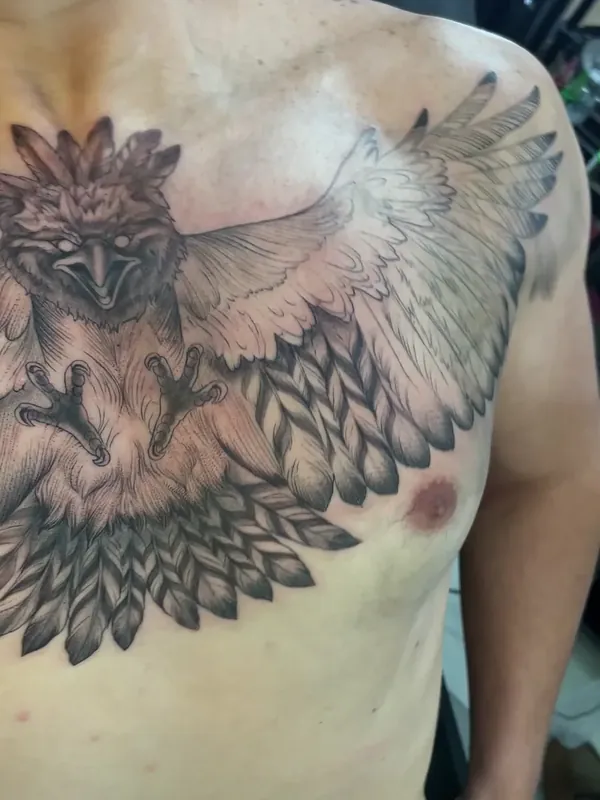 Tatuagem de coruja no peito em preto e cinza
