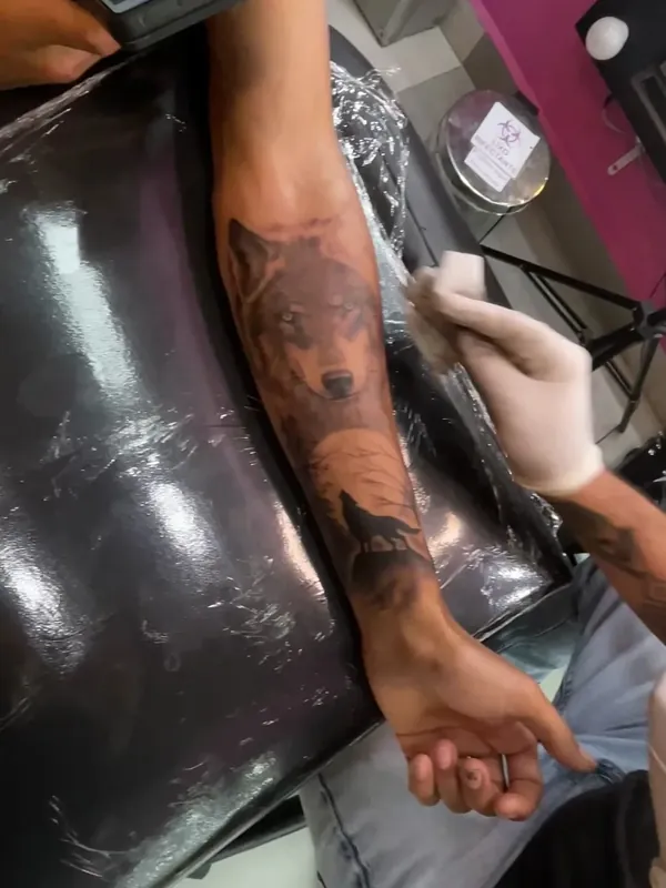 Tatuagem de lobo no antebraço