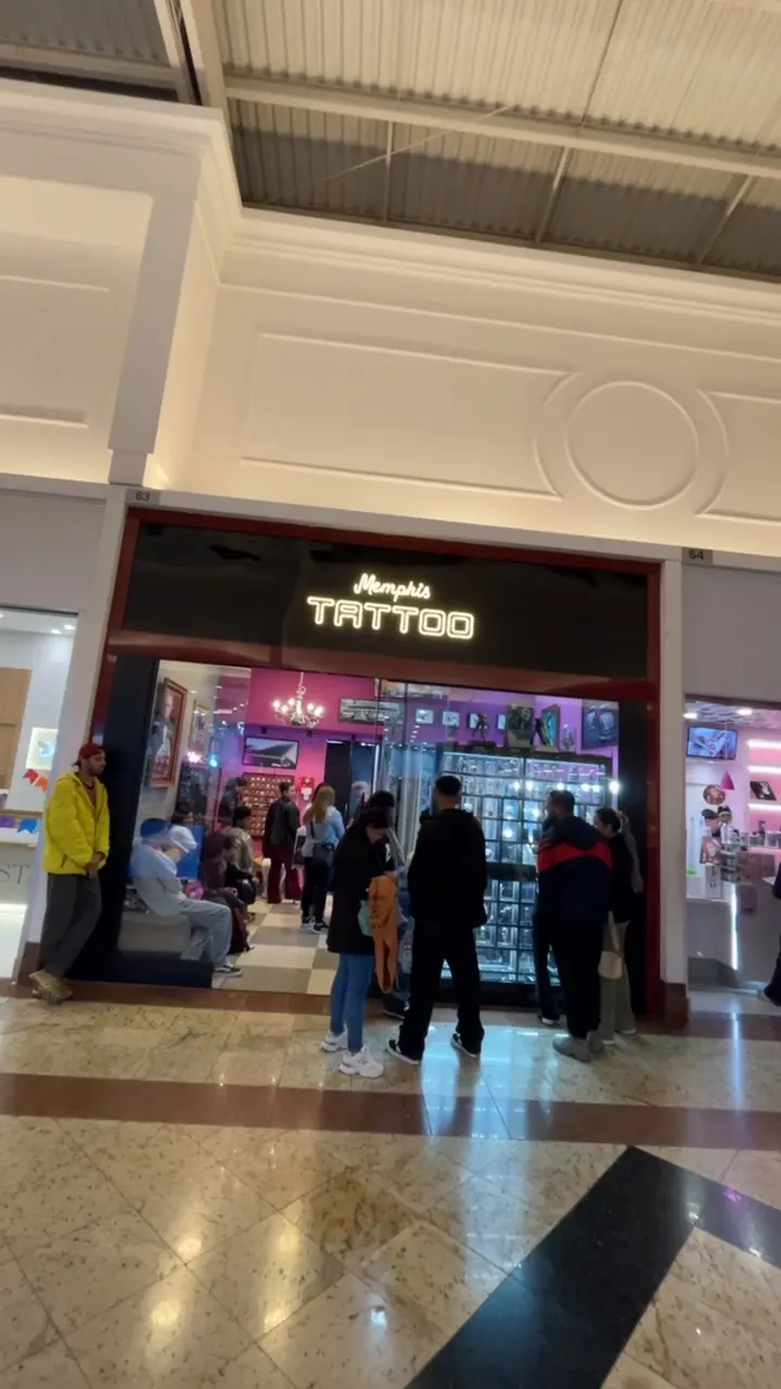 Fachada da Memphis no Shopping Taboão, com o letreiro aceso
