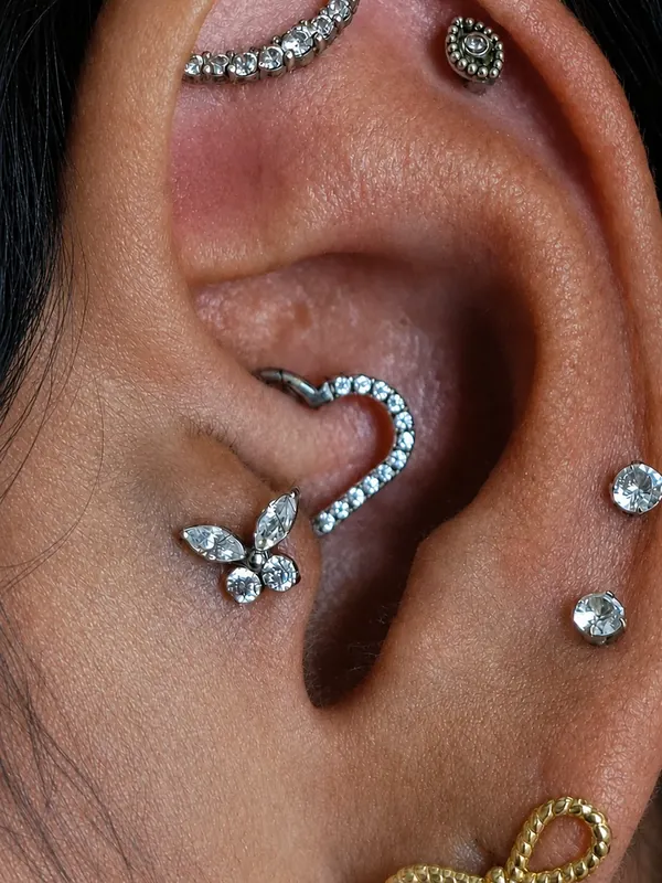 Composição de piercings premium na orelha
