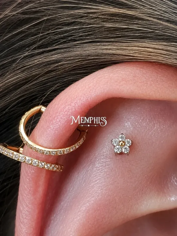 Piercing helix com joia dourada
