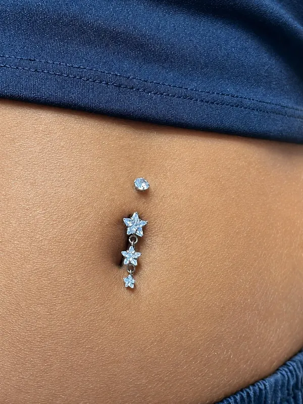 Piercing de umbigo com joia de estrelas
