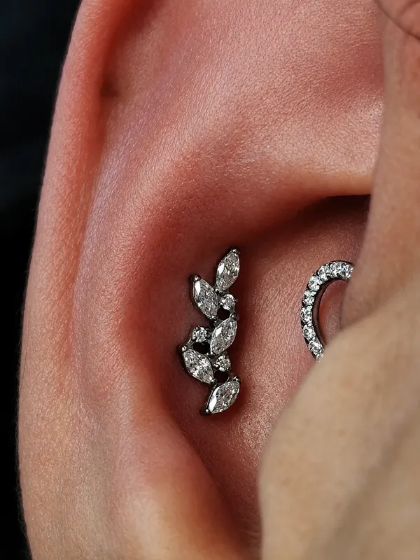 Piercing conch com joia de folhas cravejadas e argola