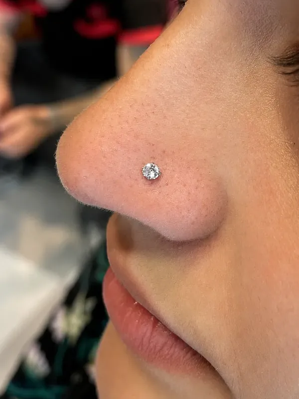 Piercing nostril com ponto de luz feito na Memphis