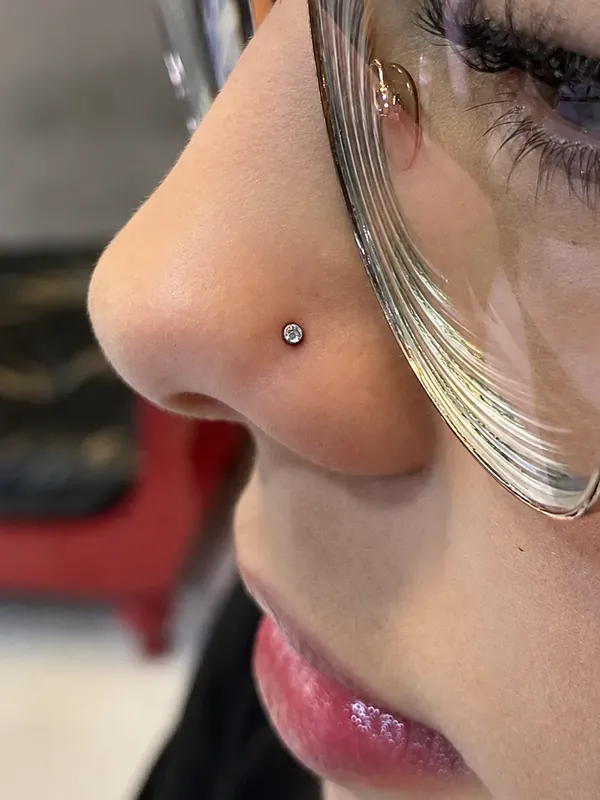 Piercing nostril delicado com joia pequena