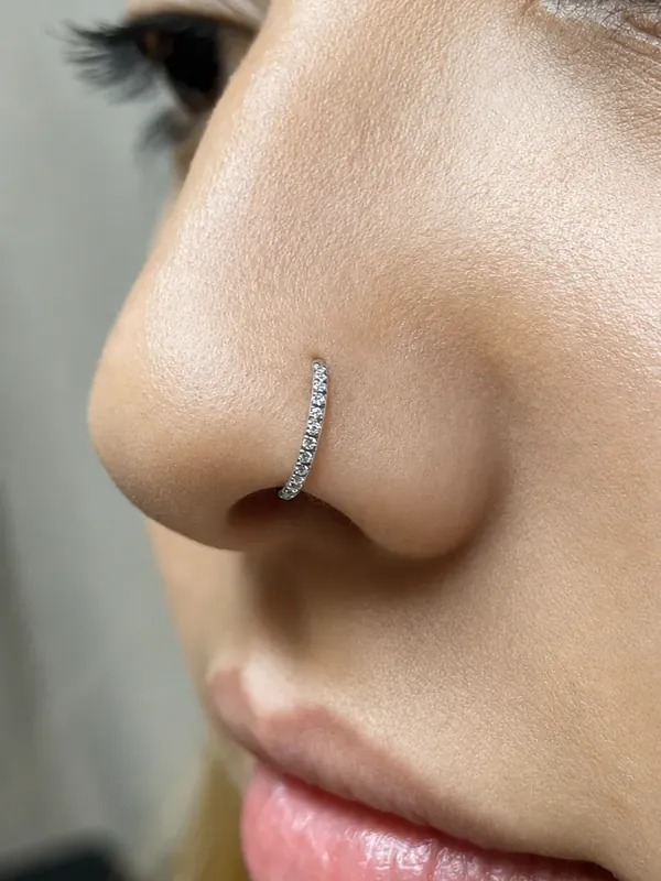 Piercing nostril com argola cravejada