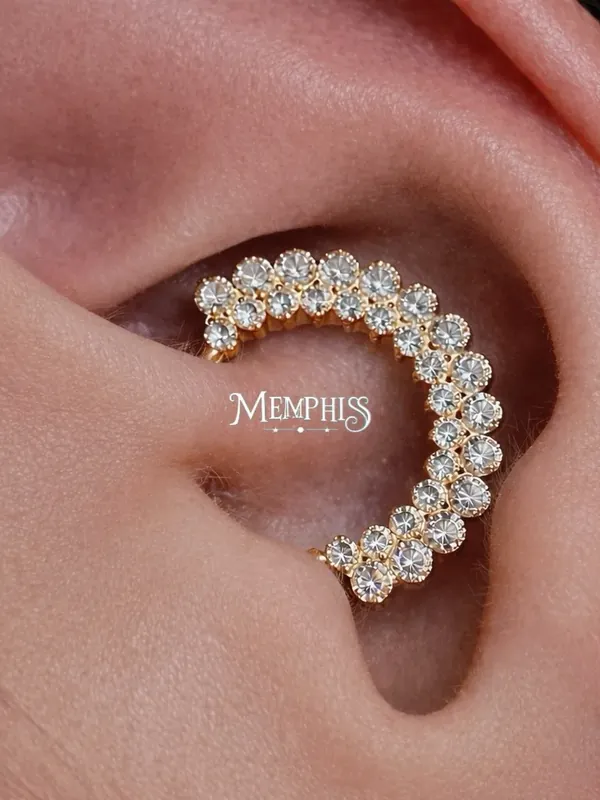 Daith com argola inteiramente cravejada em zircônias