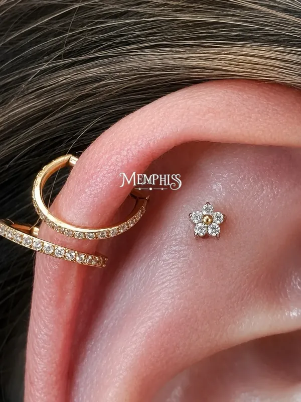 Helix com argola dourada e joia de flor no lóbulo