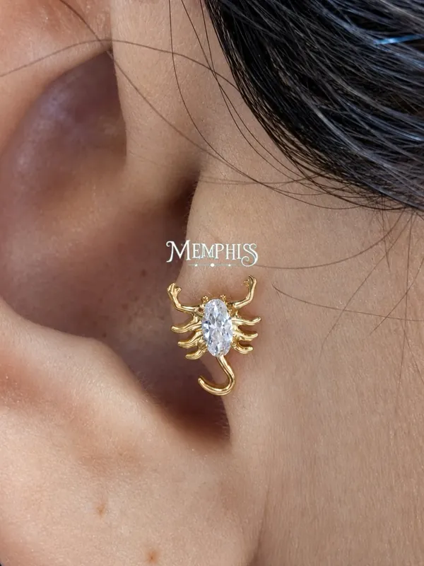 Joia de escorpião em ouro aplicada no conch