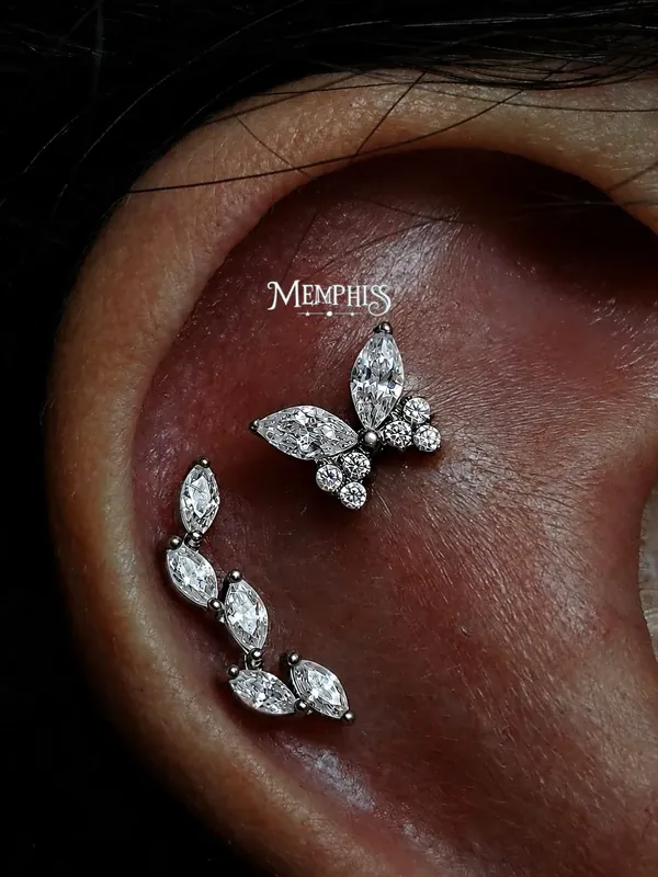 Conch com joia de borboleta cravejada em zircônias, aplicada na Memphis