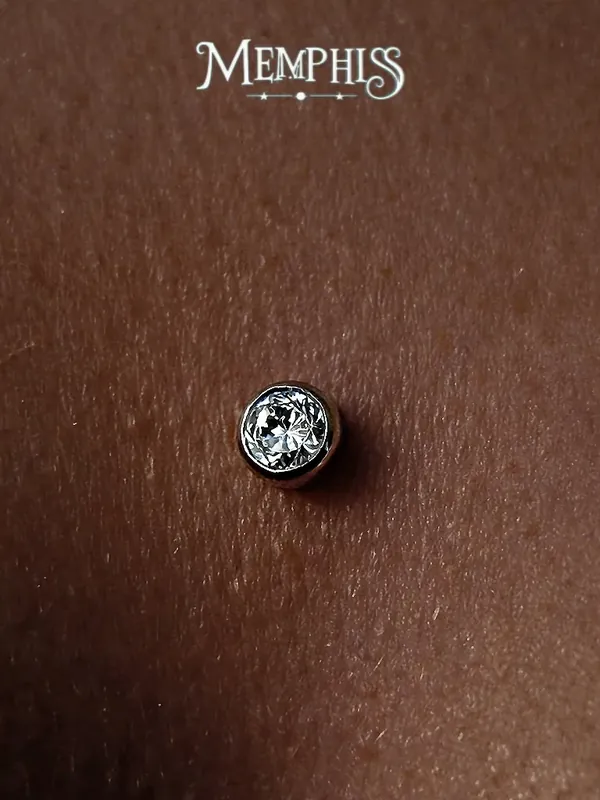 Microdermal com joia de cristal aplicado na Memphis