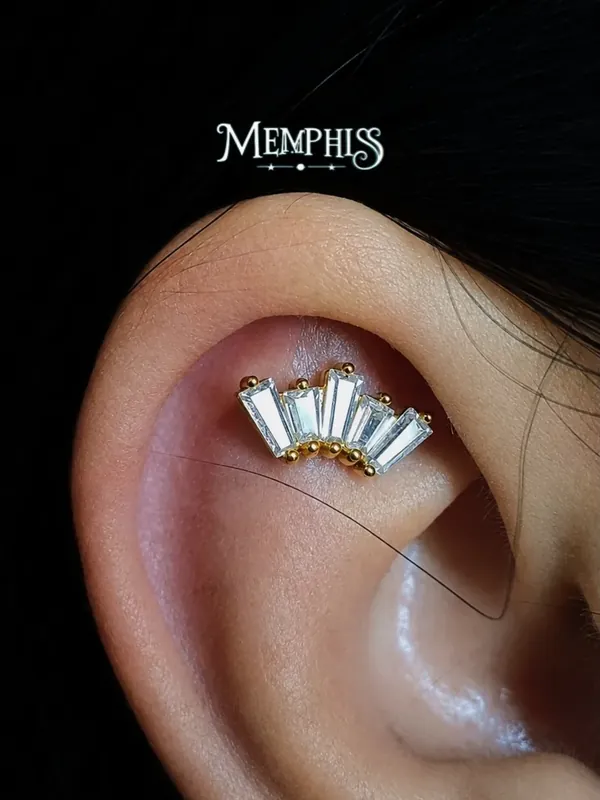 Conch com joia em leque cravejado