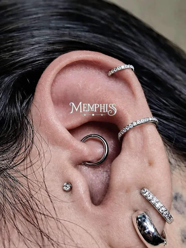 Orelha completa com daith, helix e lóbulos planejados em conjunto