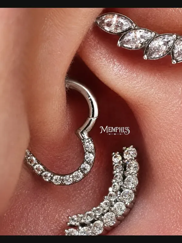 Daith com leque cravejado e argola fina acompanhando a cartilagem