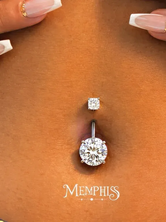 Microdermal acima do umbigo com joia de cristal