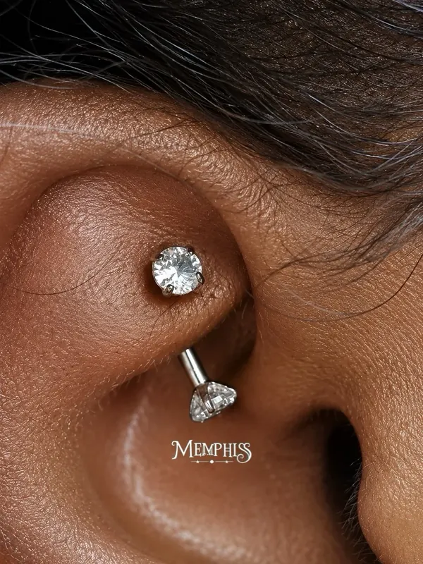 Conch com joia de cristal em pele morena