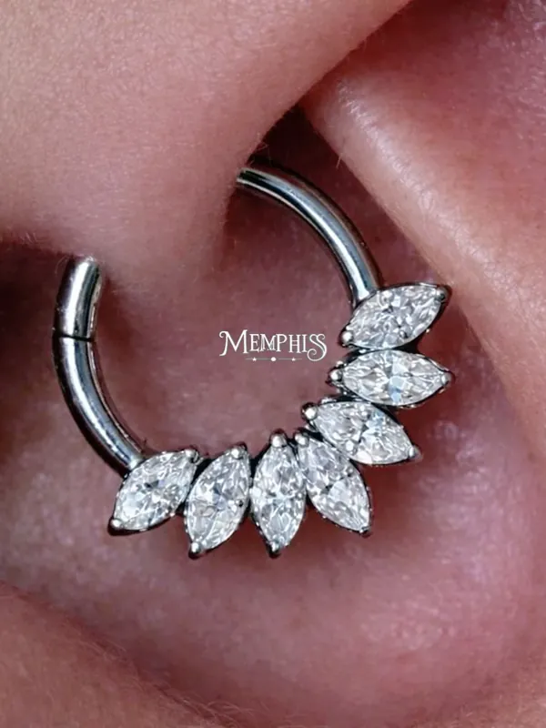 Daith com joia de coroa cravejada em zircônias