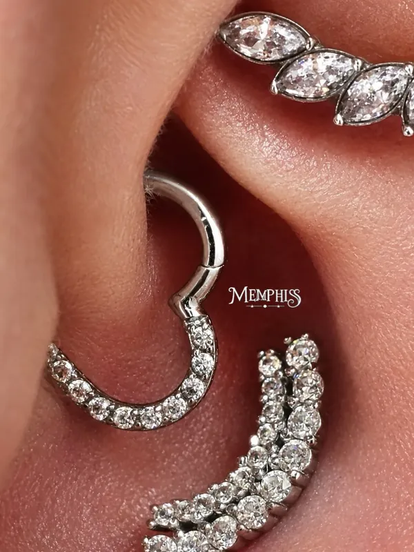 Argola cravejada dupla aplicada no daith