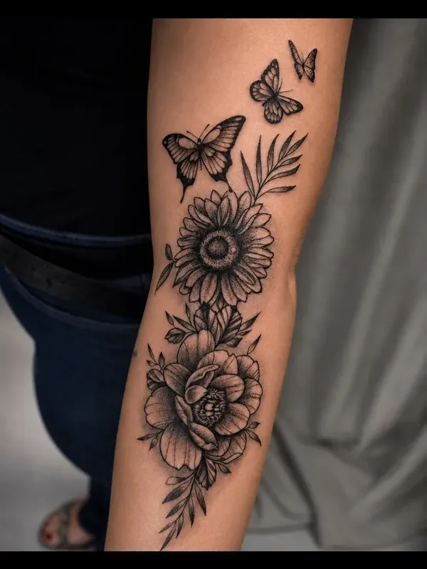 Tatuagem fine line de girassol e borboletas no antebraço