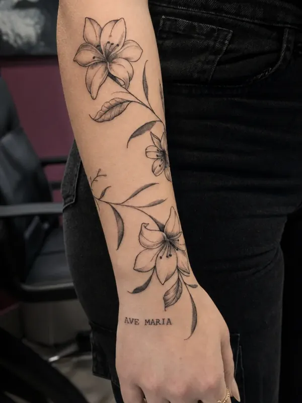 Tatuagem fine line floral delicada no antebraço
