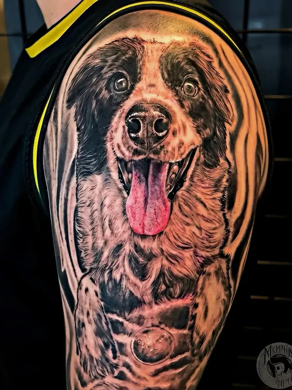 Ombro com retrato realista de cachorro em cores