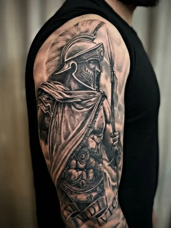 Braço com composição religiosa em preto e cinza