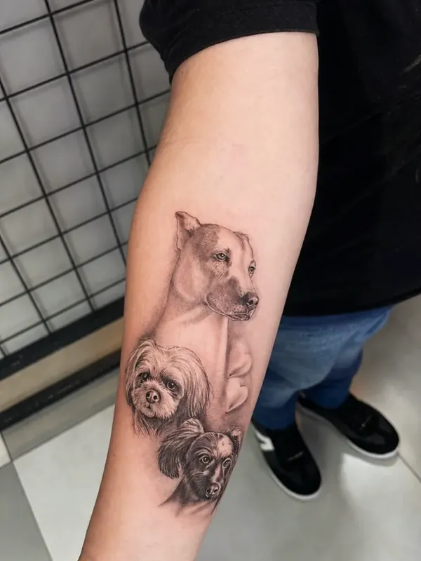 Tatuagem pequena de urso em preto e cinza no antebraço