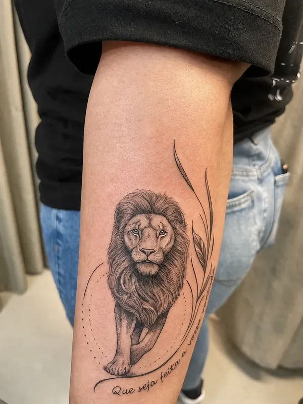 Tatuagem de leão com traço leve e frase no antebraço