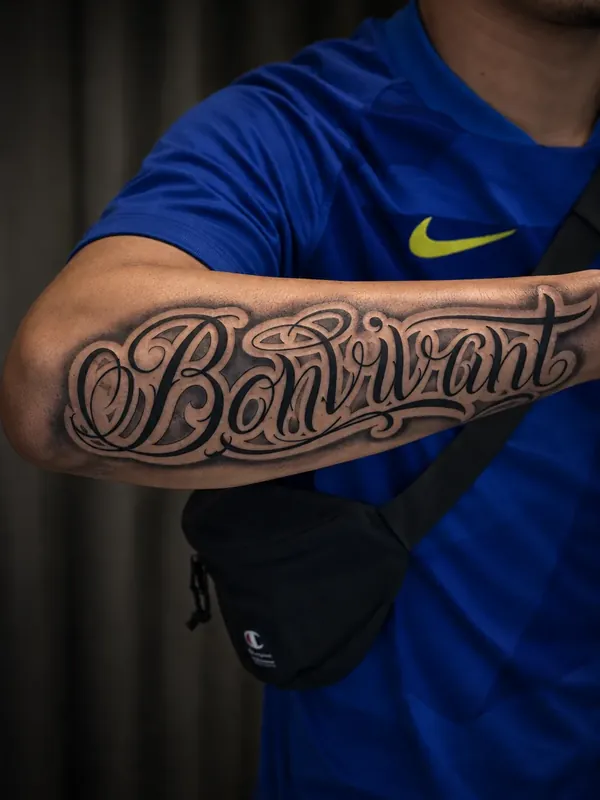 Lettering em escrita cursiva no antebraço