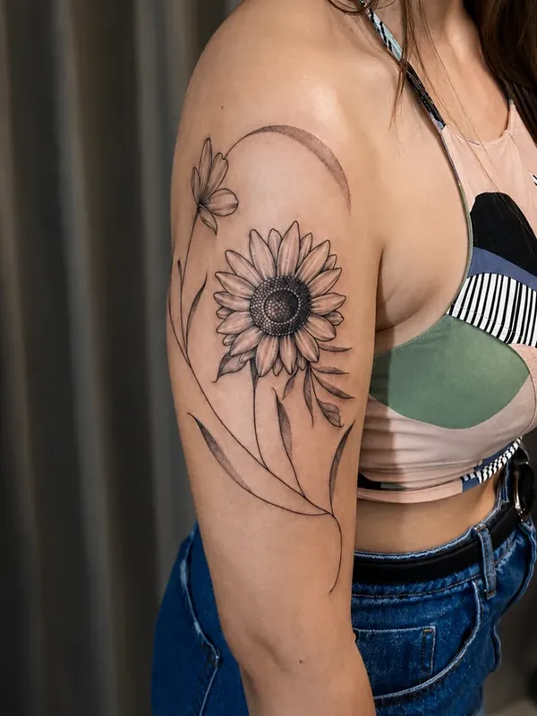 Sol e mandala no ombro em traço fino