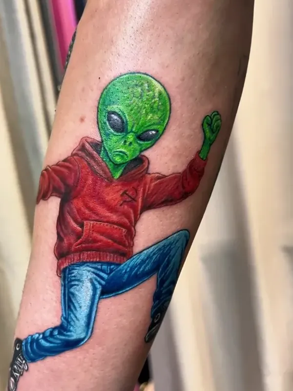 Tatuagem colorida de personagem no braço